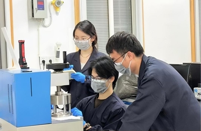 攻克世界難題，中國自主研發出無氟沖鋒衣面料